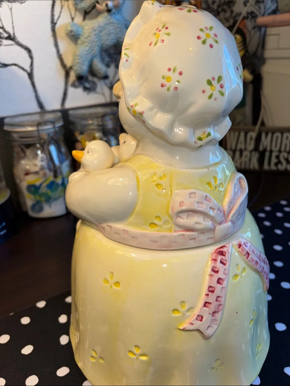 EUC VINTAGE Adorable Mother Duck cookie jar with four ducklings - Pastel ceram